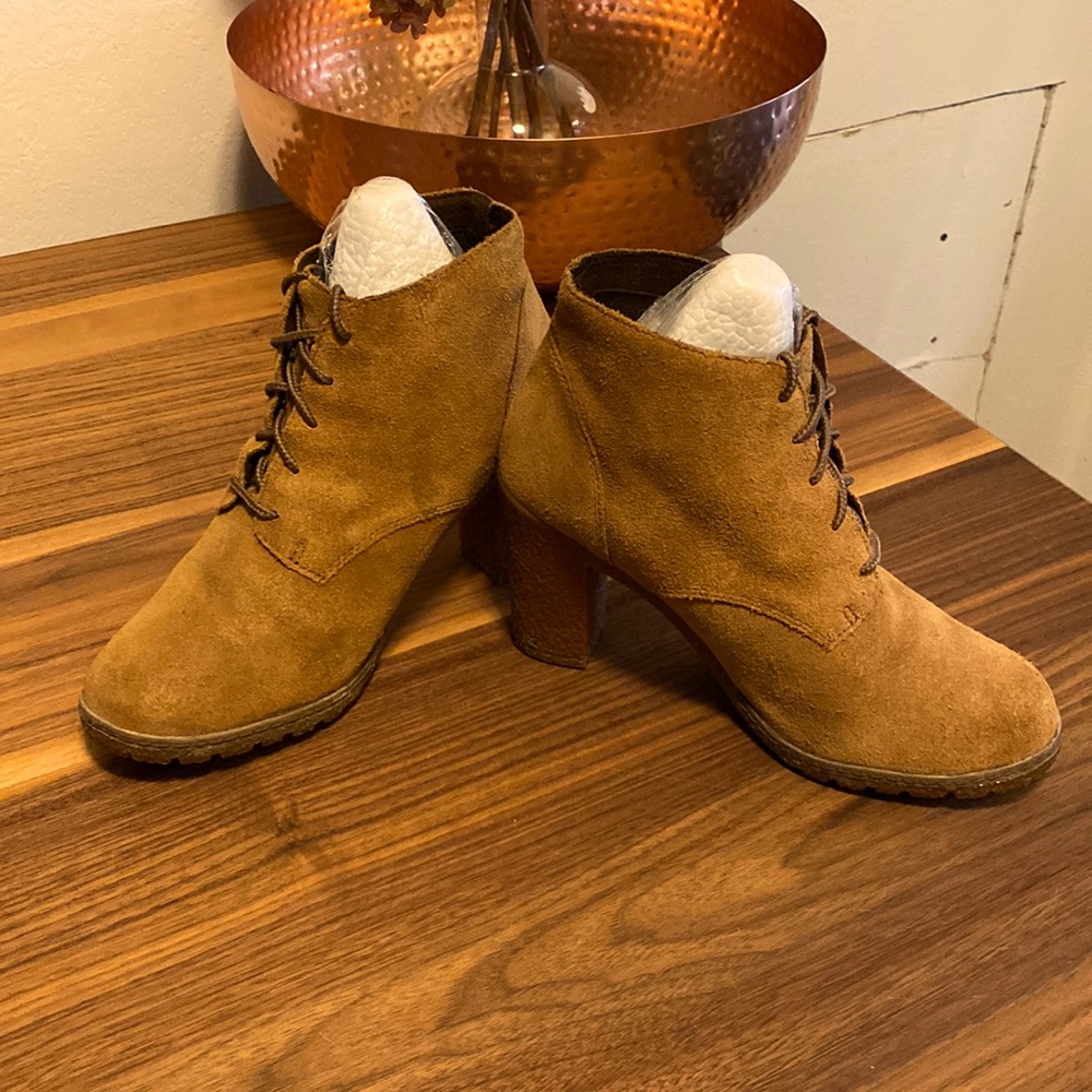 Suede Timberland lace up ankle boot.